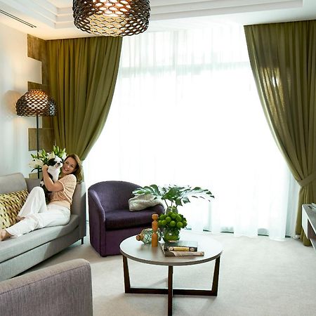 Fraser Place Robertson Walk Сингапур Екстериор снимка A living room in a hotel suite
