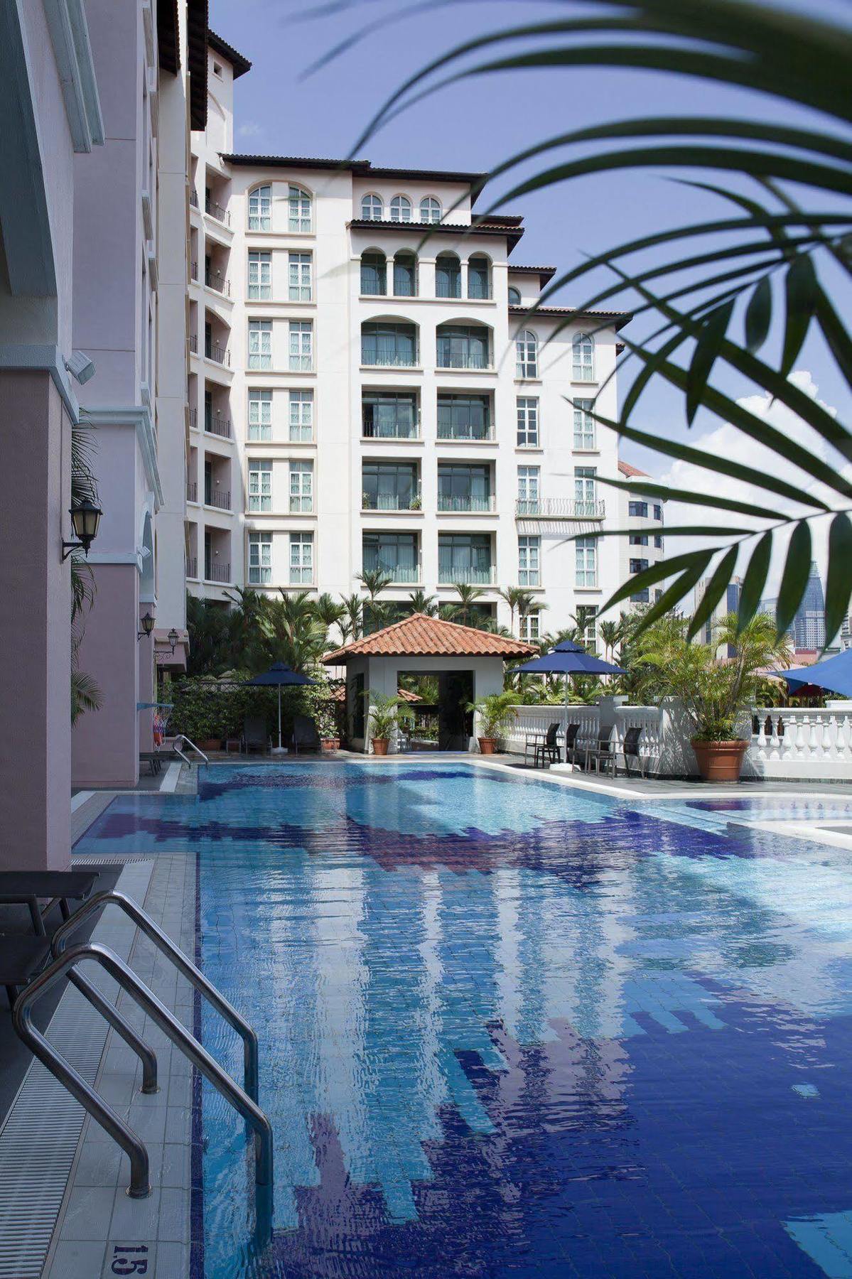 Fraser Place Robertson Walk Сингапур Екстериор снимка The swimming pool at the hotel